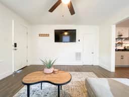 Cozy 1BR Close to Downtown & Drive Baseball