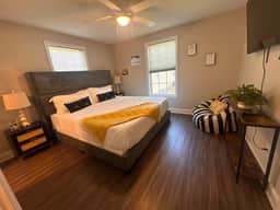 Cute 1BR House tucked away Near DT