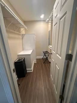 Cute 1BR House tucked away Near DT