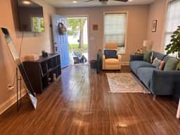 Cute 1BR House tucked away Near DT