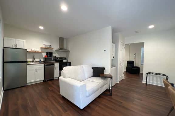 1BR Near Downtown & Mountain Goat Coffee - Image 1