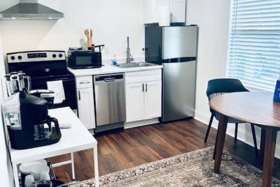 Cozy 1BR in Multi-unit building - Image 1