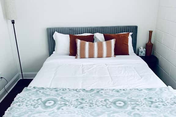 1BR Stylish Suite Near DT - Image 1