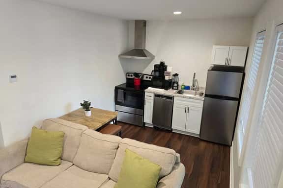 King 1BR in Hotel Style Multi-unit - Image 1