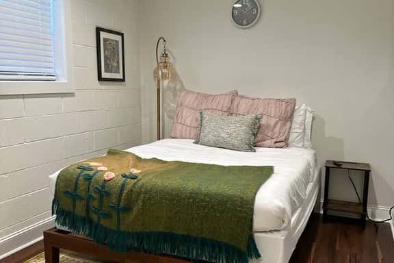 Elegant Modern 1BR with Charm - Image 1