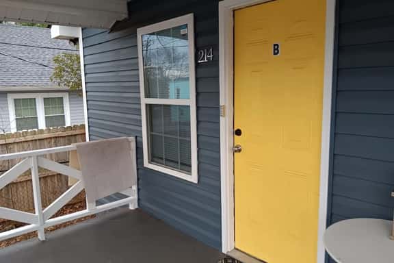 Cute 1BR with Fenced Yard - Image 1