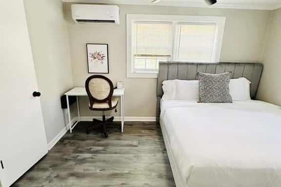 1BR Near Cherrydale Food/Shops and Downtown - Image 1