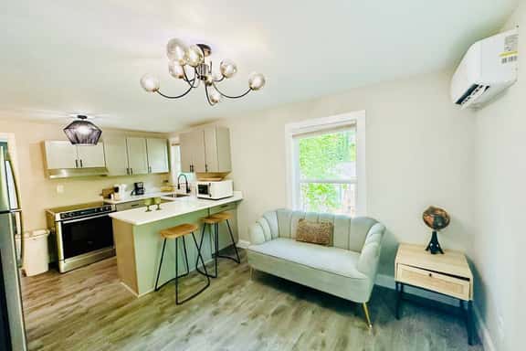 Cute 1 BR with Fire Pit Near DT - Image 1