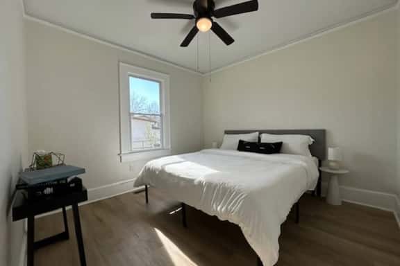 3BR 2B with Fenced Back Yard - Image 1