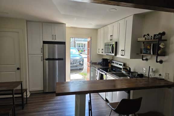 Great 2BR right near downtown - Image 1