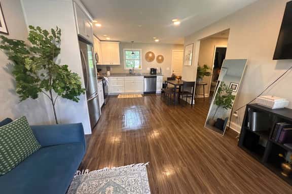 Cute 1BR House tucked away Near DT - Image 1