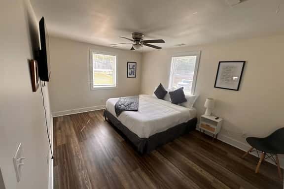 Stylish King 1BR Near Swamp Rabbit Trail - Image 1