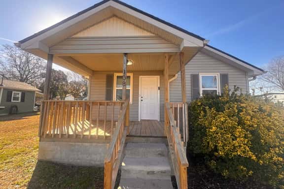 3BR House Near Downtown with Fenced Yard - Image 1