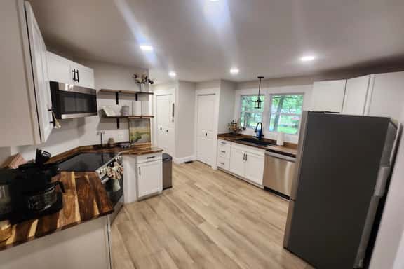 5BR Spacious Retreat Near Swamp Rabbit &Cherrydale - Image 1