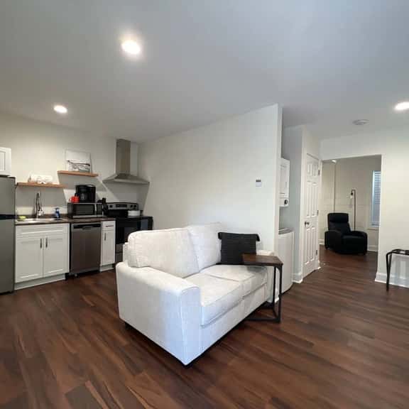 1BR Near Downtown & Mountain Goat Coffee - Image 1