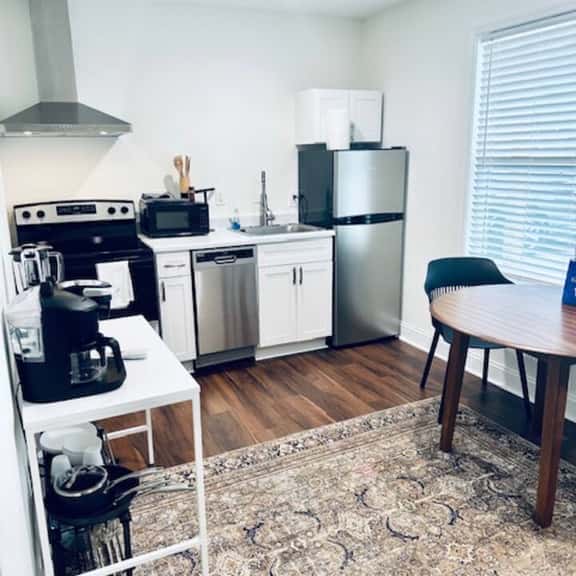 Cozy 1BR in Multi-unit building - Image 1