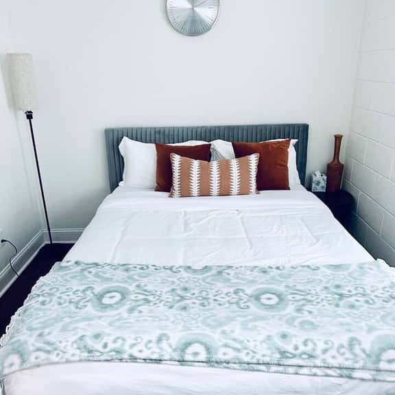 1BR Stylish Suite Near DT - Image 1