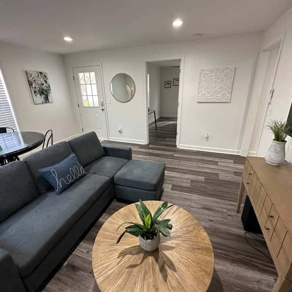 2BR 2B House Close to Downtown - Image 1