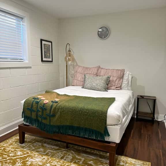 Elegant Modern 1BR with Charm - Image 1