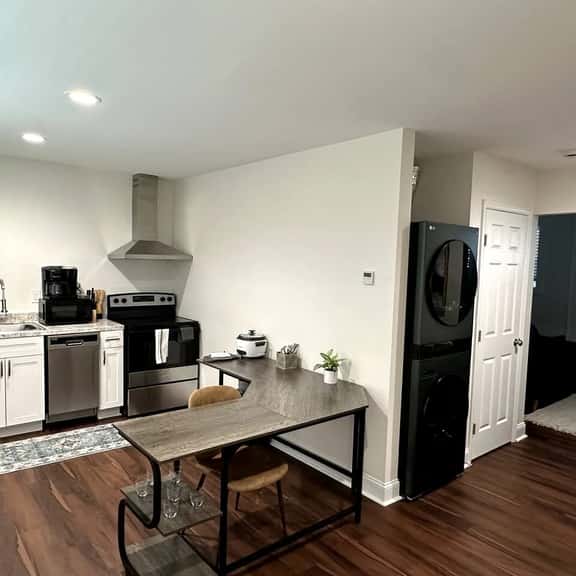 Homey 1BR with Style & Amenities - Image 1