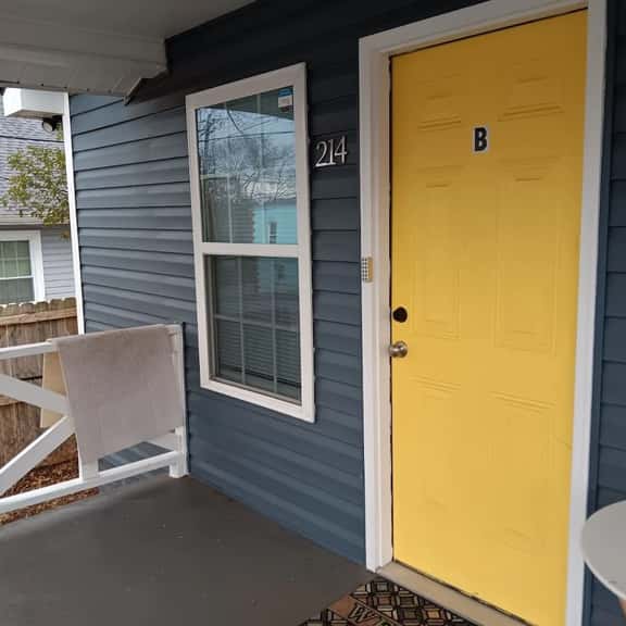 Cute 1BR with Fenced Yard - Image 1