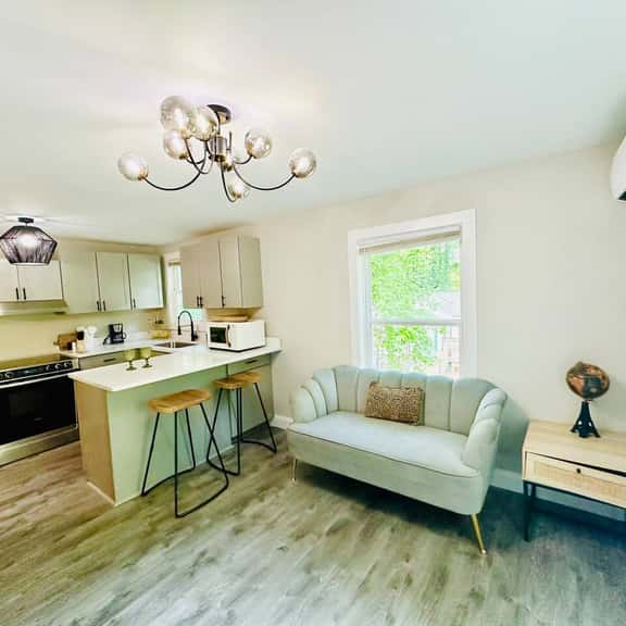 Cute 1 BR with Fire Pit Near DT - Image 1