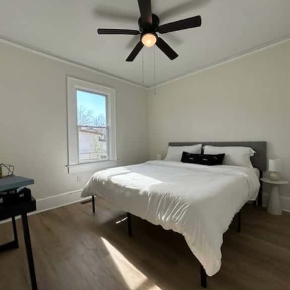 3BR 2B with Fenced Back Yard - Image 1