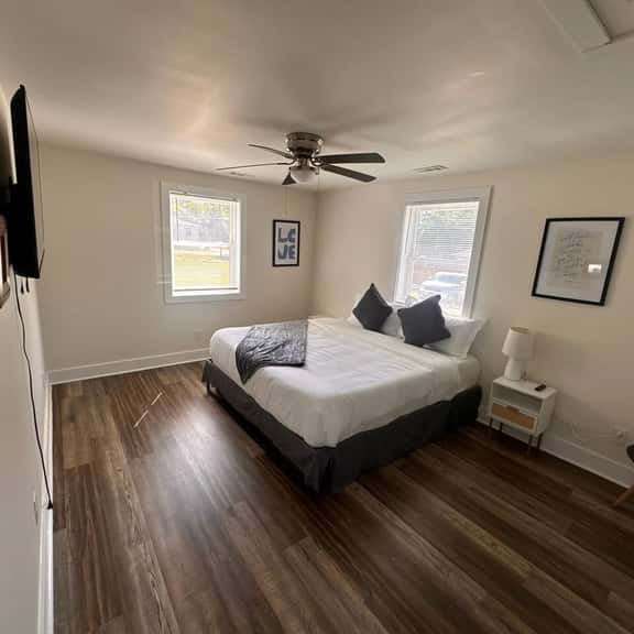 Stylish King 1BR Near Swamp Rabbit Trail - Image 1
