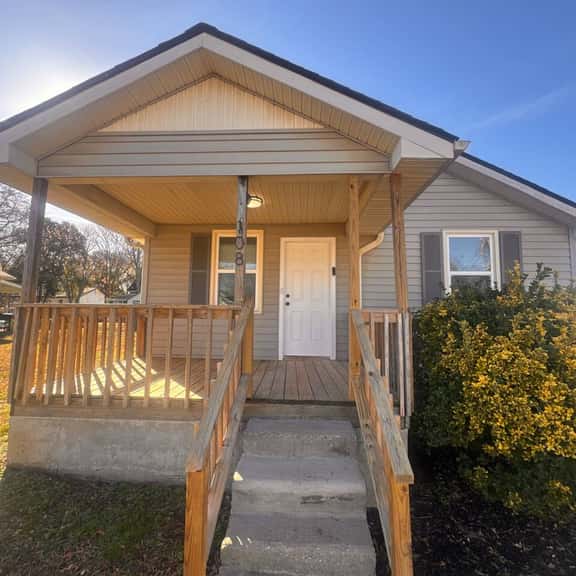 3BR House Near Downtown with Fenced Yard - Image 1