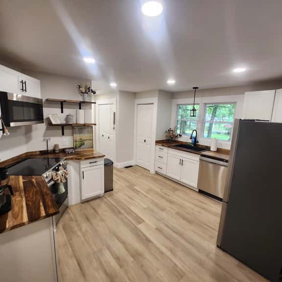 5BR Spacious Retreat Near Swamp Rabbit &Cherrydale - Image 1