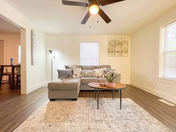 Cozy 1BR Close to Downtown & Drive Baseball