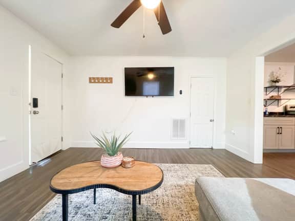 Cozy 1BR Close to Downtown & Drive Baseball