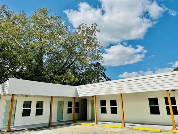 King 1BR in Hotel Style Multi-unit