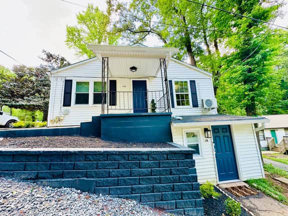 Cute 1 BR with Fire Pit Near DT