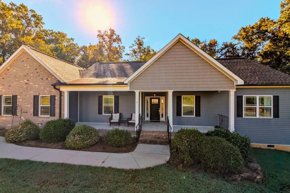 4 BR Beautiful House Close to Wade Hampton - Image 1